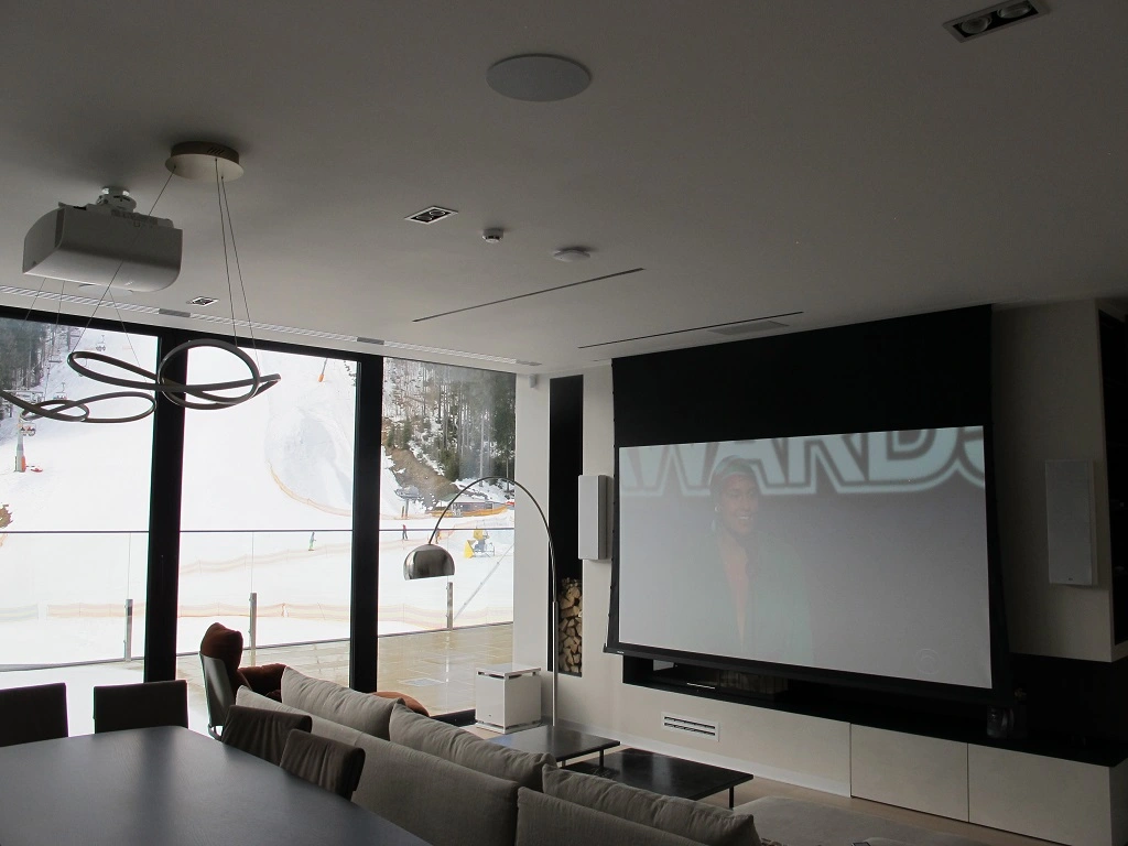 stelyovyy ekran dlya proektora